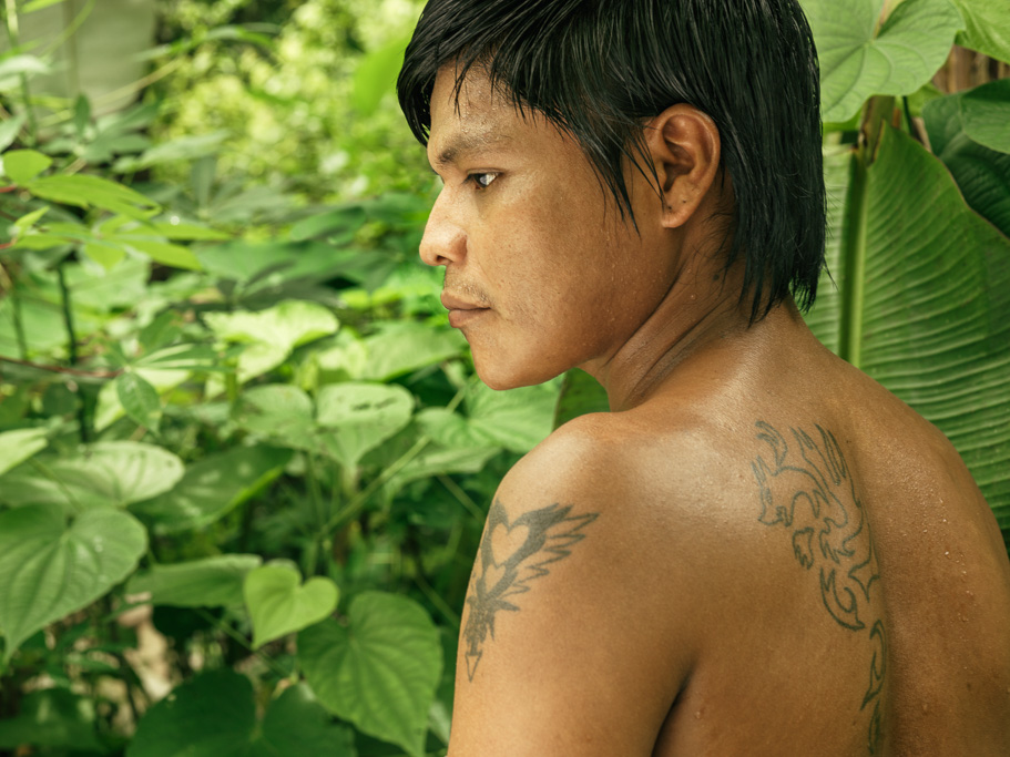 Photo Embera man, son of the village leader, with western-style tattoo Chocó, Colombia