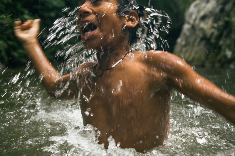 Photo A boy plays in the Buritaca river in the Sierra Nevada de Santa Marta. 