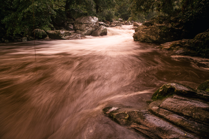 Photo A boy plays in the Buritaca river in the Sierra Nevada de Santa Marta. 