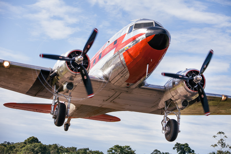Photo Young indigenous men struggle to hoist a broken engine onto a DC-3 plane in the remote jungle village of La Pedrera, Amazonas. 