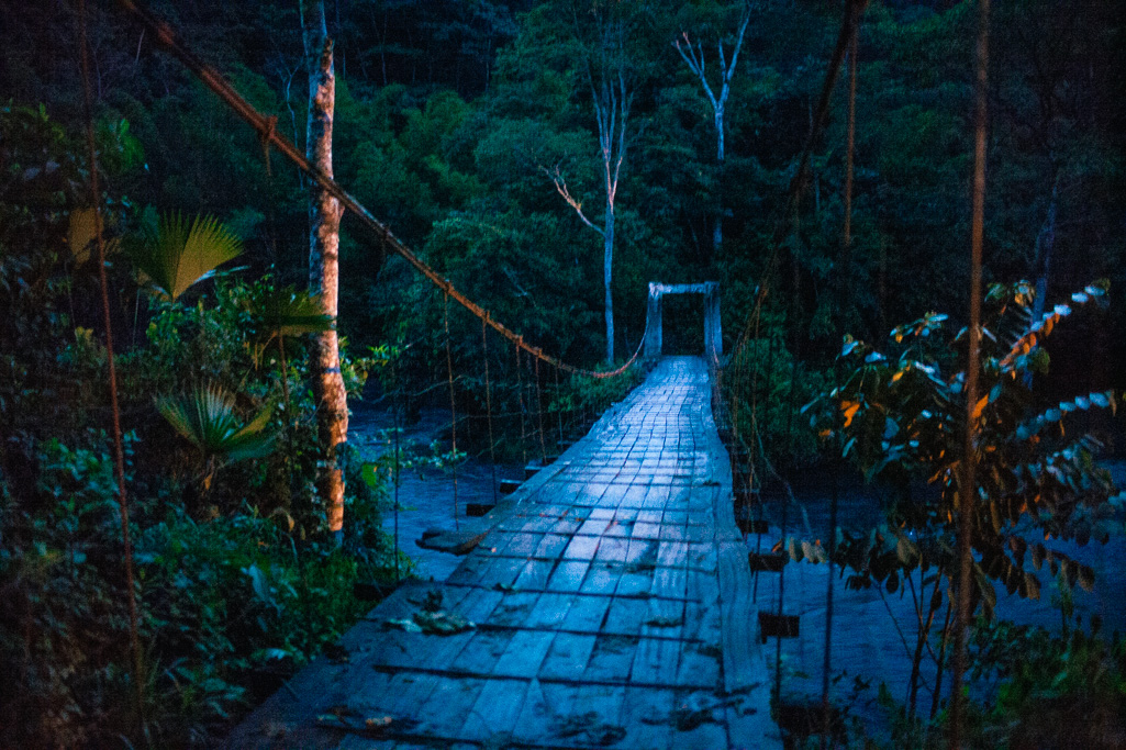 Photo A bridge over the Rio Minero at dusk, down a steep valley. 