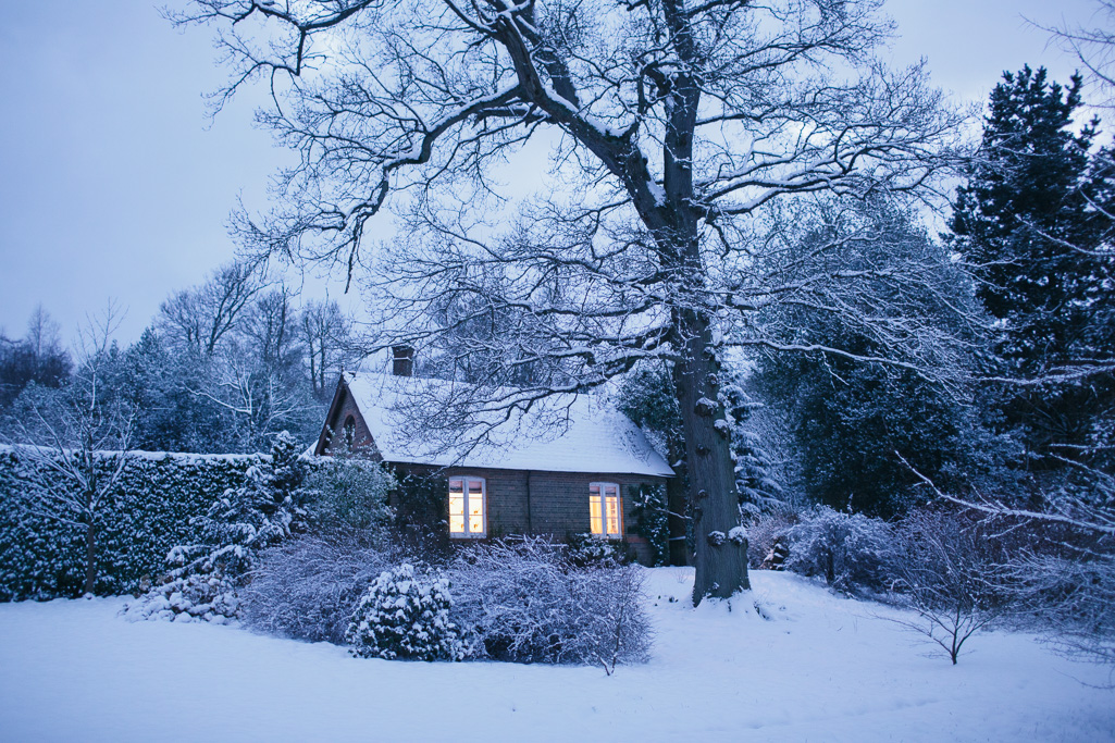 Photo Anatomy of an English country estate. Pump House in the snow.