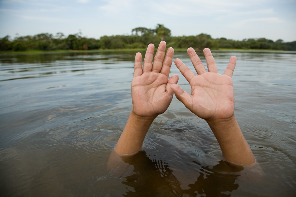 Photo Boy playing in the river Paraná, Bolivia 